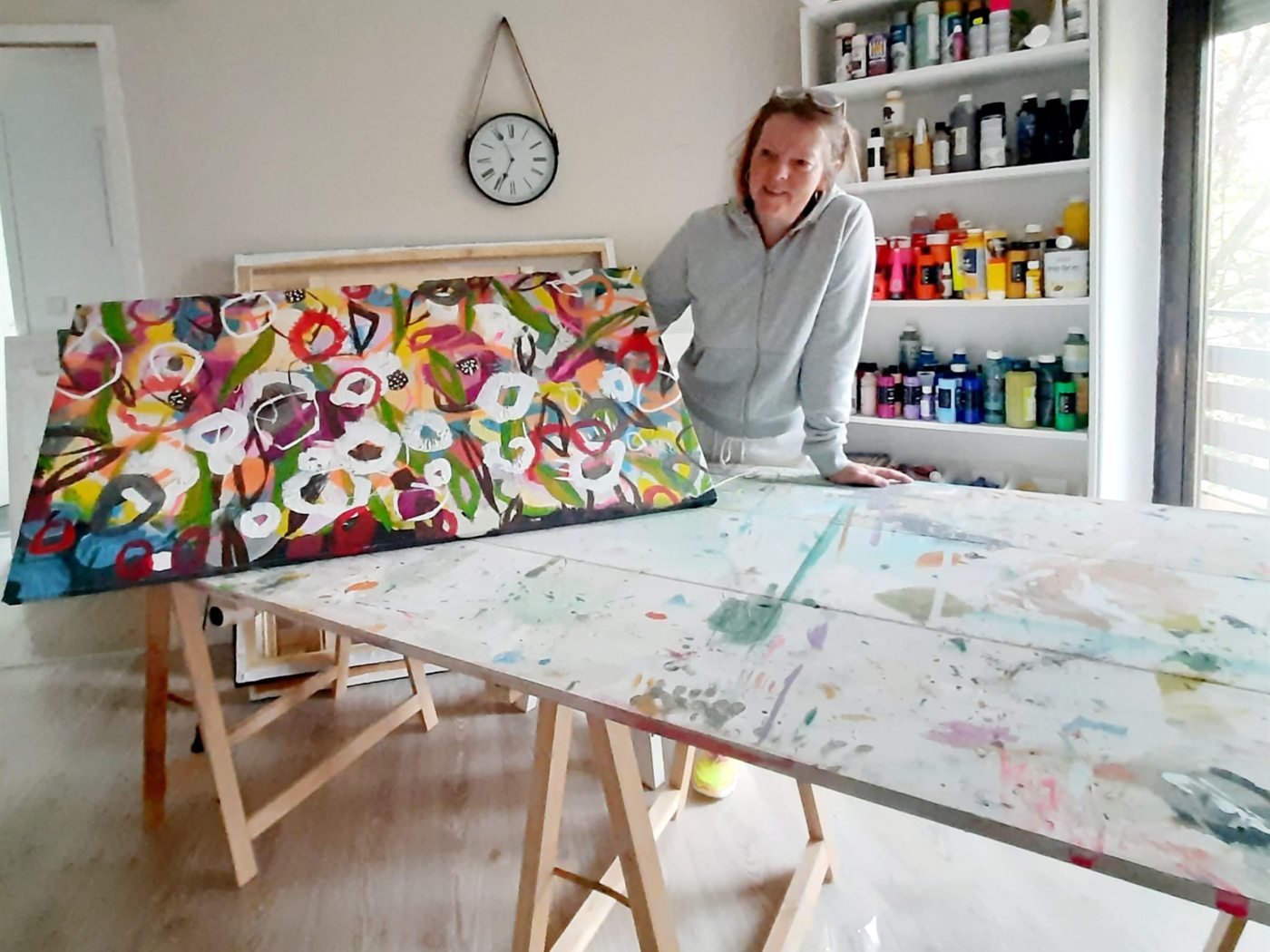 Susanne Kirchschlager im Atelier mit einem abstrakten Acrylbild